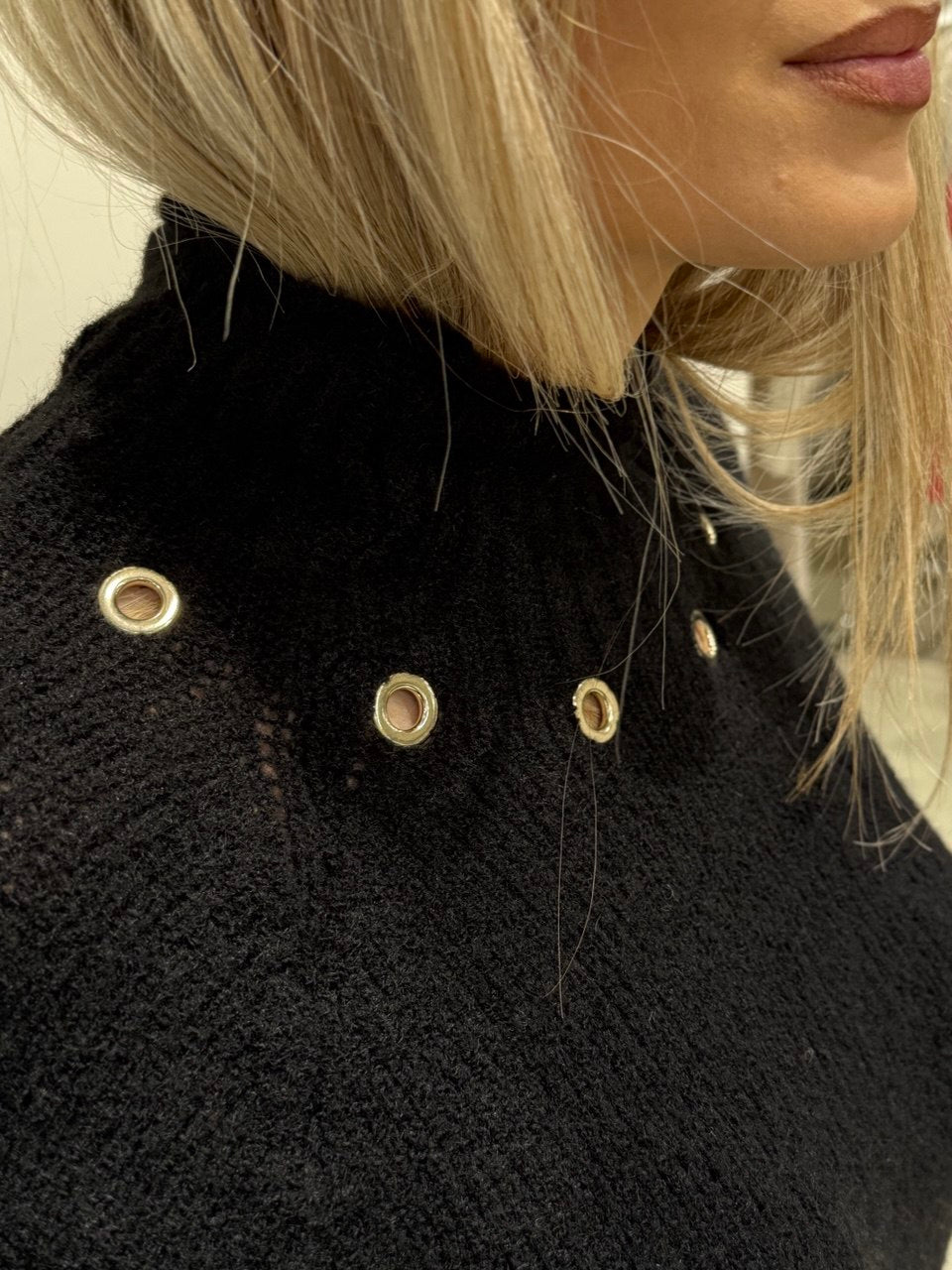 Maglione nero con dettagli in pizzo