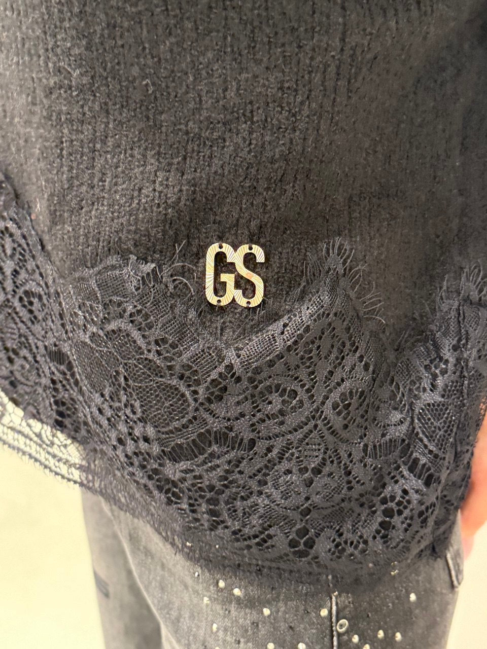 Maglione nero con dettagli in pizzo