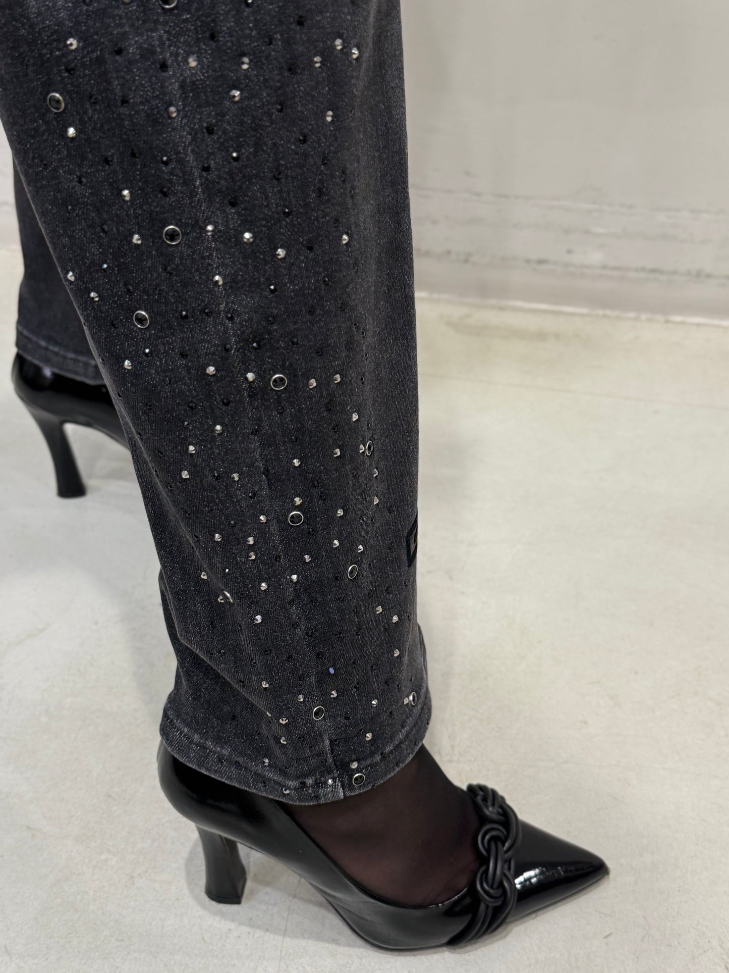 Jeans a gamba dritta con dettagli stass