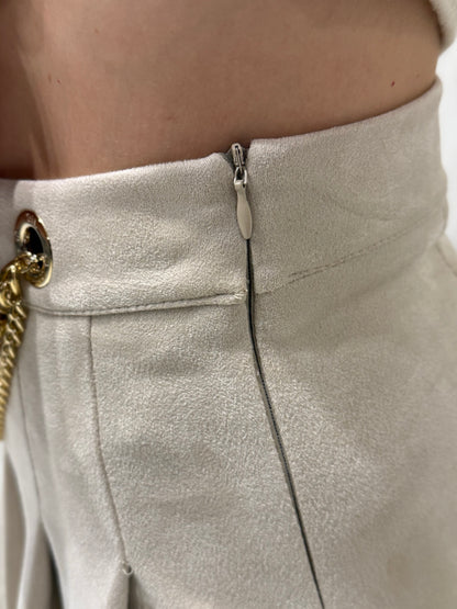 Minigonna a pieghe in camoscio sintetico color panna